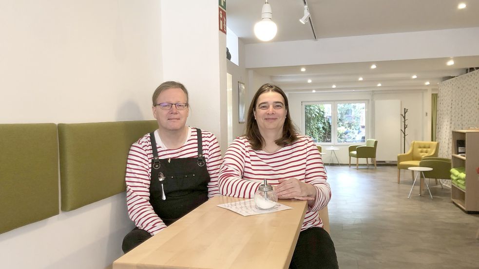 Elena und Martin Helwig, die Betreiber des Cafés „Kaffeebeere“ am Esenser Marktplatz, sind entnervt von täglichen Diskussionen mit uneinsichtigen Eltern. Foto: privat
