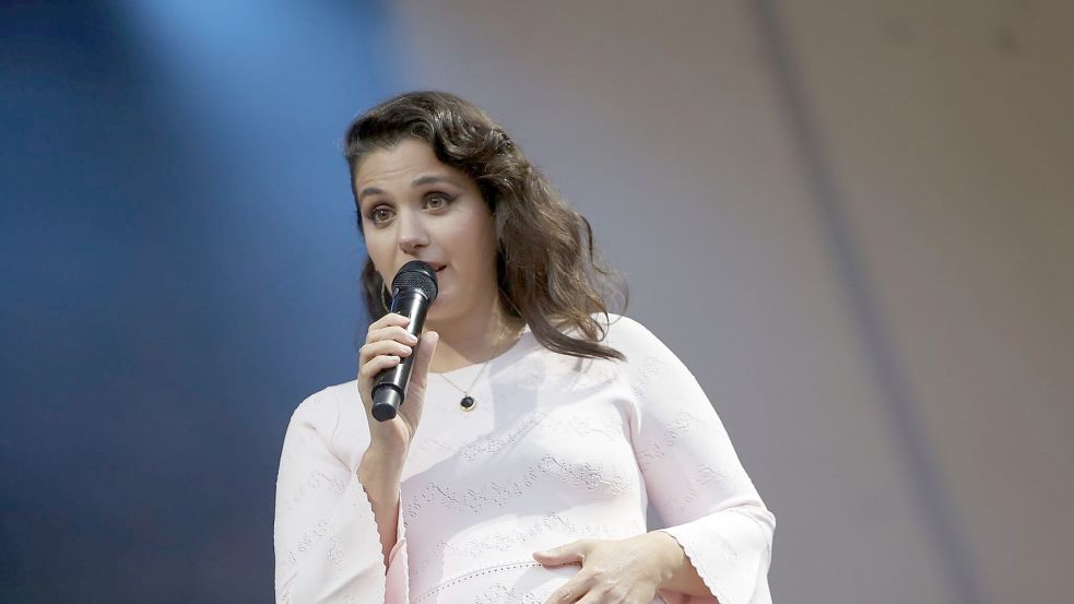 Die schwangere Sängerin Katie Melua bei einem Konzert in Halle. Foto: Matthias Bein/dpa