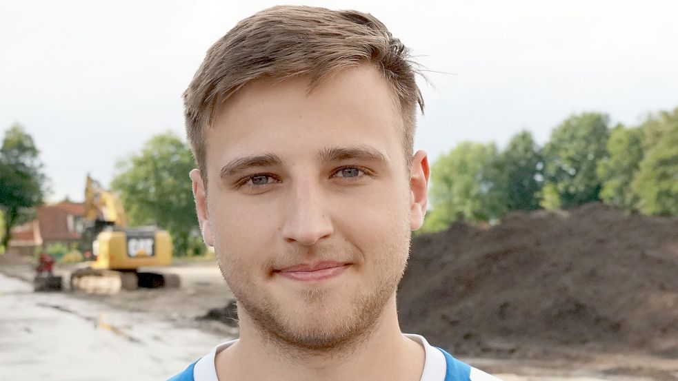 Niklas Sukowski brachte den TuS Esens in Bunde mit 1:0 in Führung. Foto: Steenhoff