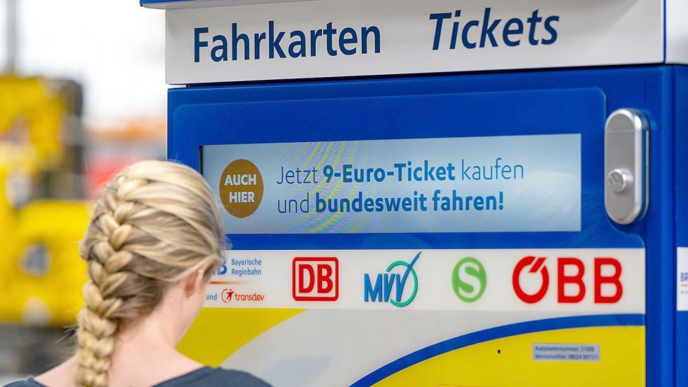 Das monatliche 9-Euro-Ticker gilt in Bussen und Bahnen des Nahverkehrs. Foto: Lennart Preiss/dpa