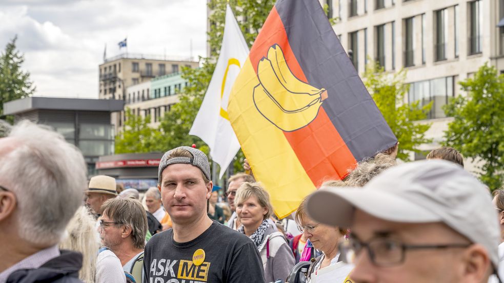 Etwa 5000 Querdenker, Coronaleugner und Pegida-Anhänger demonstrierten am Montag in Berlin gegen die Bundesregierung und eine vermeintliche „Lügenpresse“. Verfassungsschützer warnen vor einem „Wut-Winter“. Foto: Imago/Volker Hohlfeld