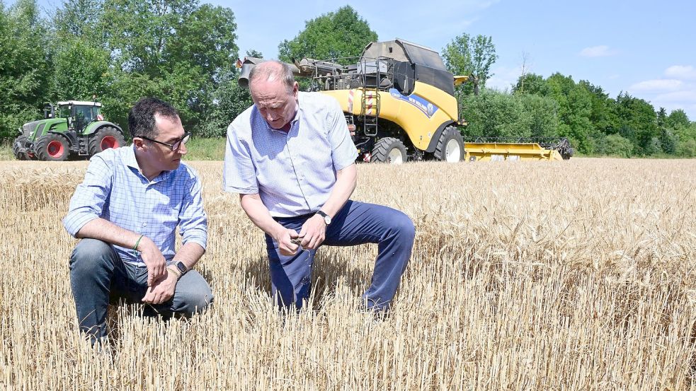Gespräch auf einem Getreidefeld: Bundesagrarminister Cem Özdemir (l.) mit Bauernpräsident Joachim Rukwied. Foto: Bernd Weißbrod/dpa