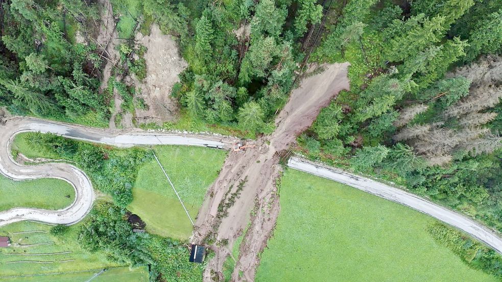 Abgang einer Mure, die über eine Straße in Sankt Martin in Thurn ging. Foto: LFV Südtirol/dpa