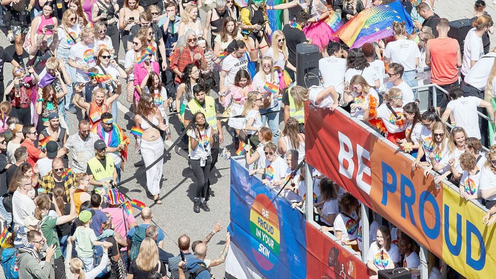 Demo zum Christopher Street Day (CSD) am Hamburger Hauptbahnhof. Foto: Georg Wendt/dpa