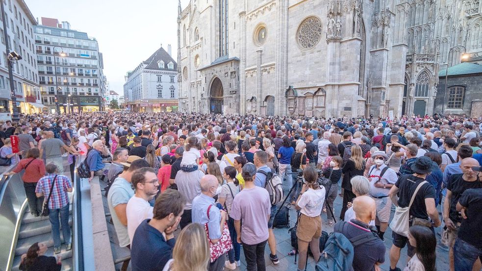 Eine große Menschenmenge versammelt sich zu der Gedenkveranstaltung der Initiative #YesWeCare im Andenken an die oberösterreichische Ärztin Lisa-Maria Kellermayr am Stephansplatz in Wien. Foto: Georg Hochmuth/APA/dpa