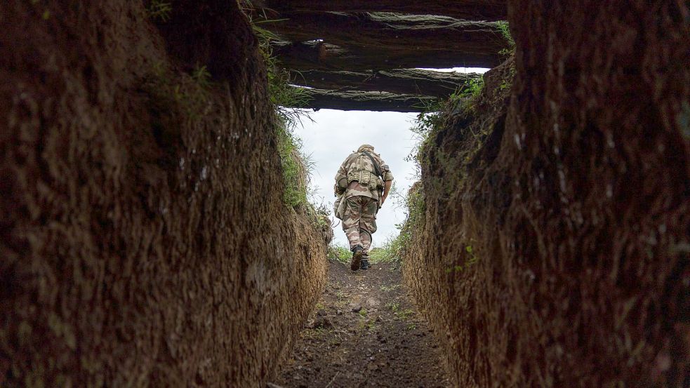 Oberstabsfeldwebel Artur Shevtsov vom Regiment Dnipro-1 verlässt einen Bunker in der Stellung der Einheit in der Nähe von Slowjansk in der Region Donezk in der Ostukraine. Foto: David Goldman/AP/dpa