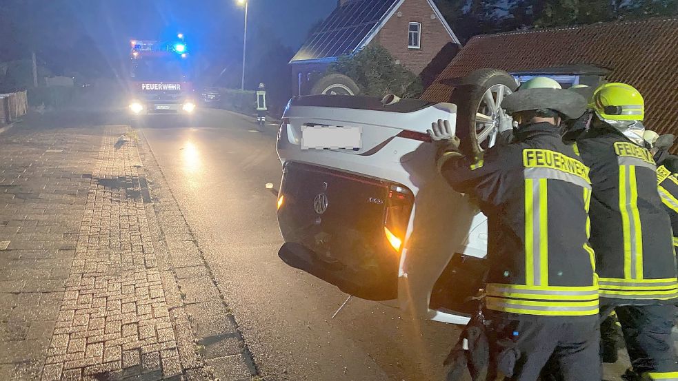 Auf dem Dach landete eine Emderin am Sonntagmorgen in Larrelt. Laut Polizei war sie mit 1,83 Promille unterwegs. Foto: Feuerwehr