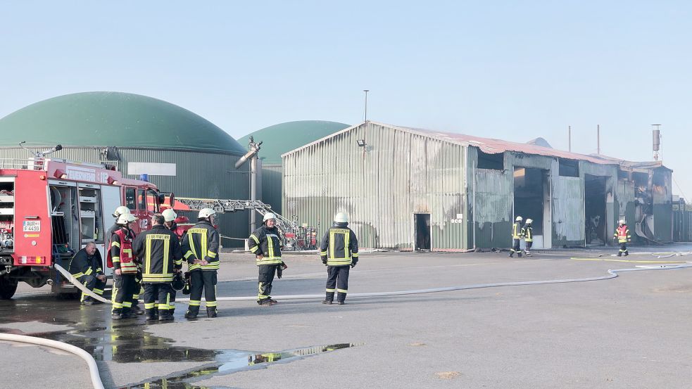 Die Maschinenhalle des landwirtschaftlichen Betriebs in der Hagermarsch wurde durch das Feuer zerstört. Foto: Kiefer