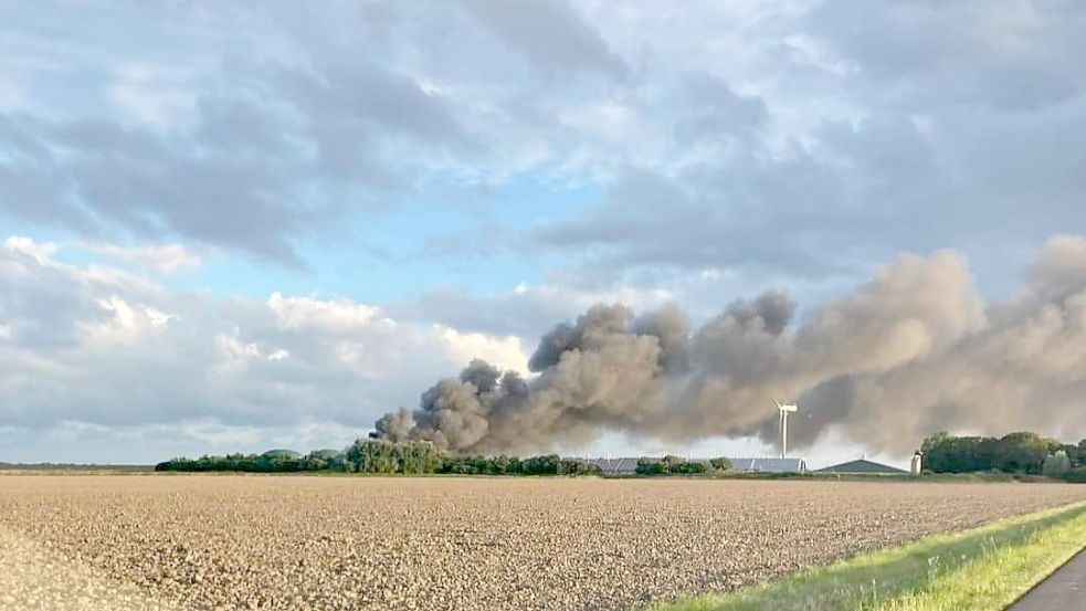 Due Rauchwolke war weithin sichtbar. Bild: Feuerwehr