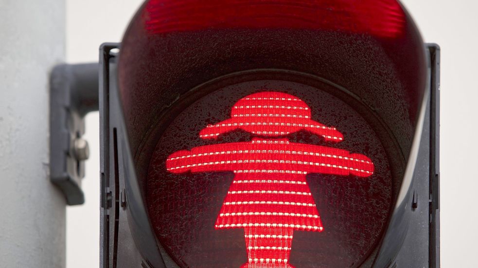 An einer roten Ampel sollte man als Fußgänger immer stehen bleiben - oder? Foto: Imago Images/Imagebroker (Symbolbild)
