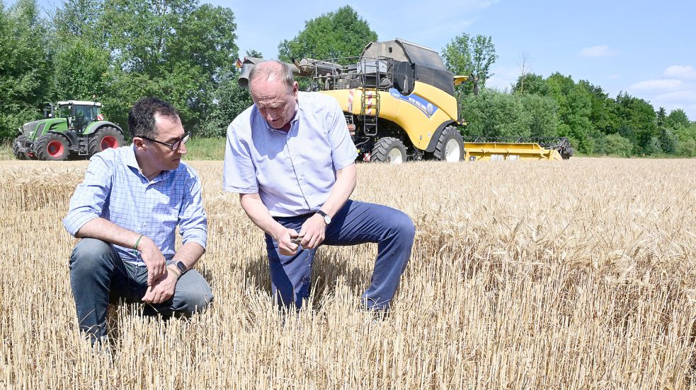 Bundesagrarminister Cem Özdemir (links), hier mit Bauernverbandspräsident Joachim Rukwied, ermöglicht Landwirten mehr Getreideanbau. Bild: Weißbrod/DPA