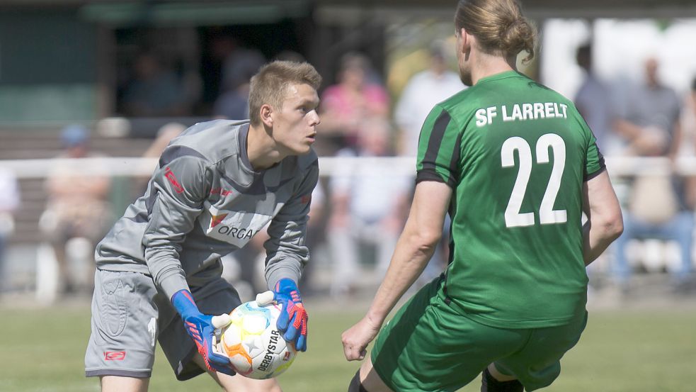 In dieser Szene kann Germanias Torwart Tom-Lukas Bünting gegen Andre Krzatala retten. Später musste der Leeraner Torhüter mit einer Platzwunde das Feld verlassen. Fotos: Doden