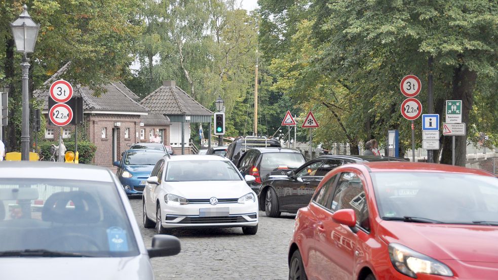 Eine Innenstadt voller Autos ist nicht mehr zeitgemäß, sagt der neue Stadtbaurat Rainer Kleylein-Klein und setzt auf die Unterstützung des Rad- und des Busverkehrs. Foto: Wolters/Archiv