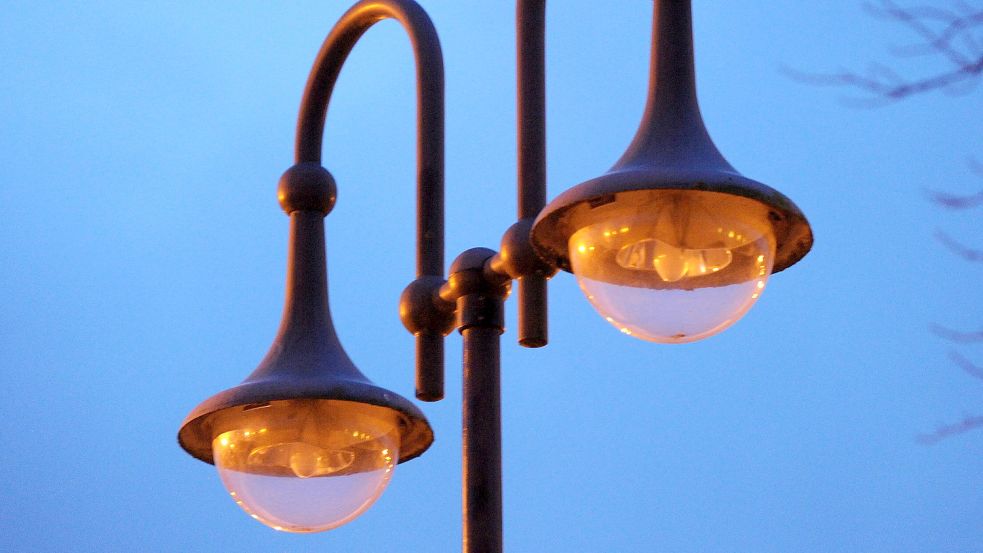 Das Licht bleibt aus. Einige Kommunen sparen bei der Straßenbeleuchtung. Foto: dpa/Rehder