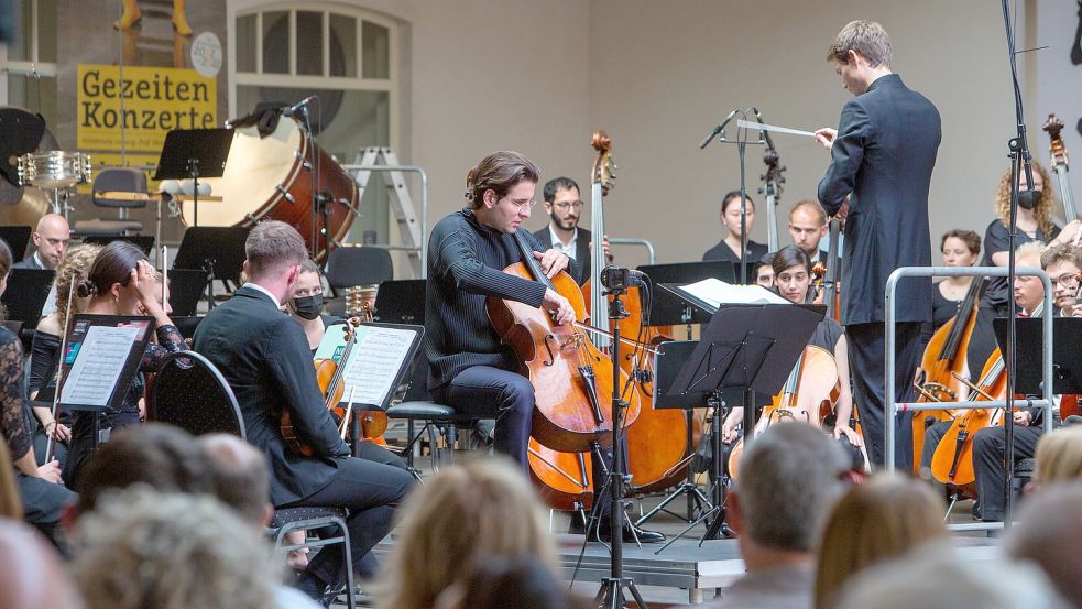 Valentin Radutiu (Cello) und die junge norddeutsche Philharmonie unter der Leitung von Felix Mildenberger beim Abschlusskonzert am Sonntag. Foto: Norbert Schnorrenberg