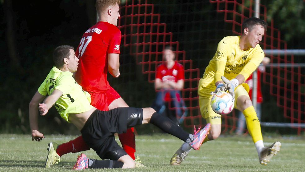 Beim Saris-Cup in Holtland setzte sich vor wenigen Wochen GW Firrel im Vorrundenspiel gegen den Gastgeber (rechts Torwart Jann Hellmers) durch. Foto: Doden/Emden
