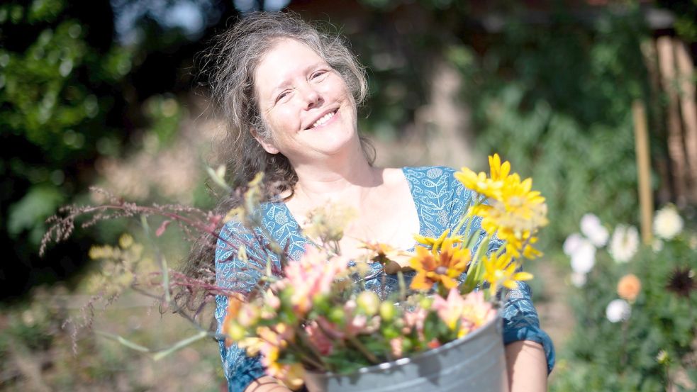 Claudia Werner gehört zur „Slow Flower“-Bewegung und setzt sich für nachhaltige Floristik ein. Foto: Sina Schuldt/dpa