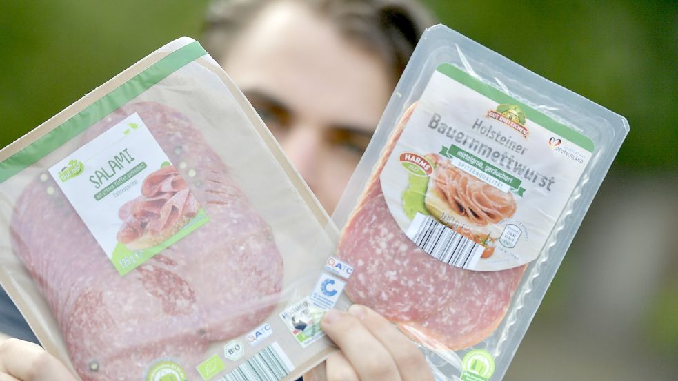 Beide Verpackungen sind grün. Doch nur eine Wurst ist bio. Foto: Ortgies