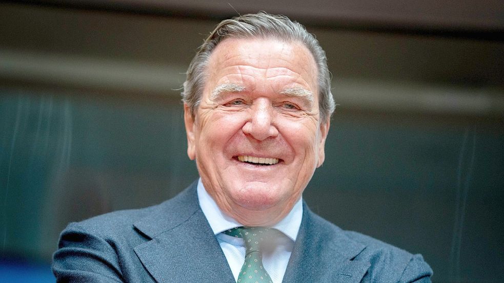 Hat nach der Entscheidung der Schiedskommission Grund zur Freude: Altkanzler Gerhard Schröder, hier auf einem Foto aus dem Jahr 2020, darf Mitglied der SPD bleiben. Foto: Nietfeld/DPA