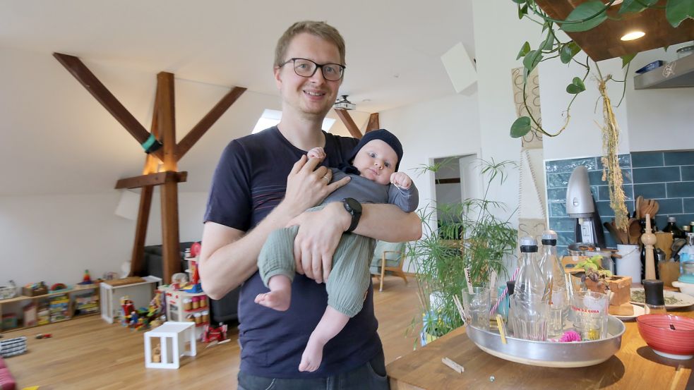 Tjarko Tjaden mit Sohn Keno (zur Familie gehören auch Andrea Tjaden und Nele) in der Küche der Wohngemeinschaft. In diesem Wohnbereich teilen sich zwei Familien 140 Quadratmeter. Foto: Böning