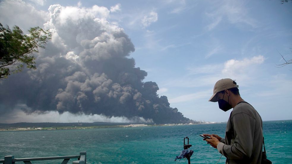Einer riesige Rauchwolke steigt von einem brennenden Treibstofflager in der Nähe des Hafens von Matanzas auf Kuba auf. Foto: Ismael Francisco/AP/dpa