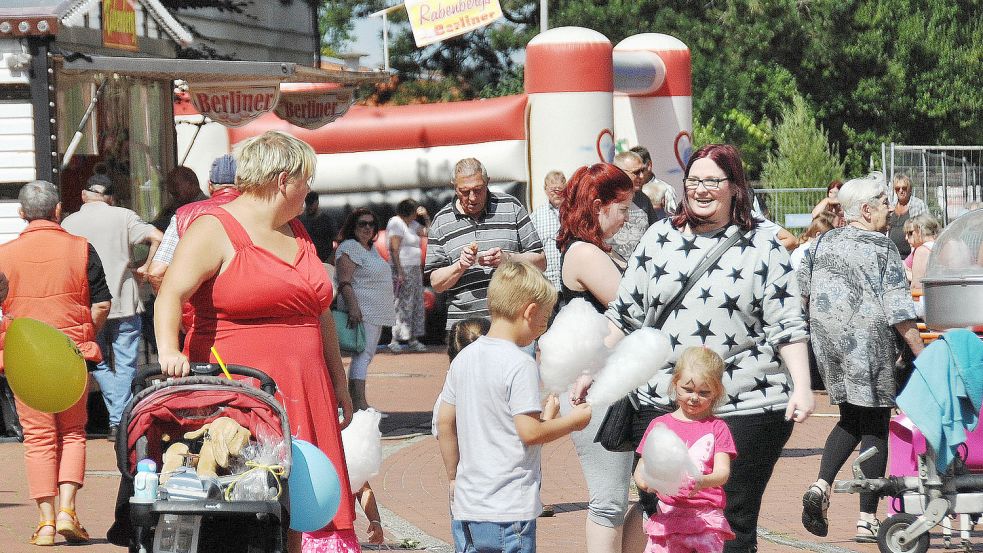 Bei Sonnenschein herrschte auf dem Müggenmarkt in Jemgum gute Laune bei den Besuchern. Foto: Wolters