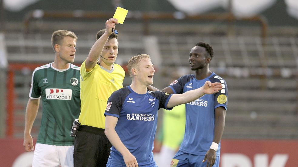 Mit viel Souveränität leitete Denys Shurman die Partie in Lübeck. Kickers-Spieler Nick Köster war mit seiner Gelben Karte allerdings nicht einverstanden. Foto: Bergmann/Imago