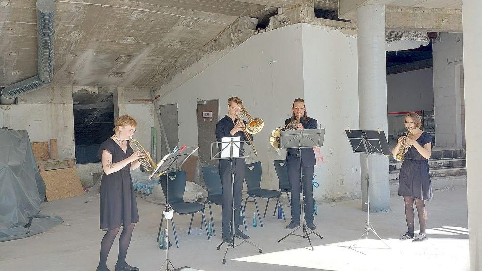 Ein Trompeten-Quartett war auf der Baustelle ins Richtfest eingebunden. Foto: Hanssen