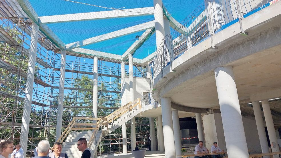 Zu beiden Seiten des Foyers führen Treppen auf den Balkon im ersten Stockwerk. Foto: Hanssen