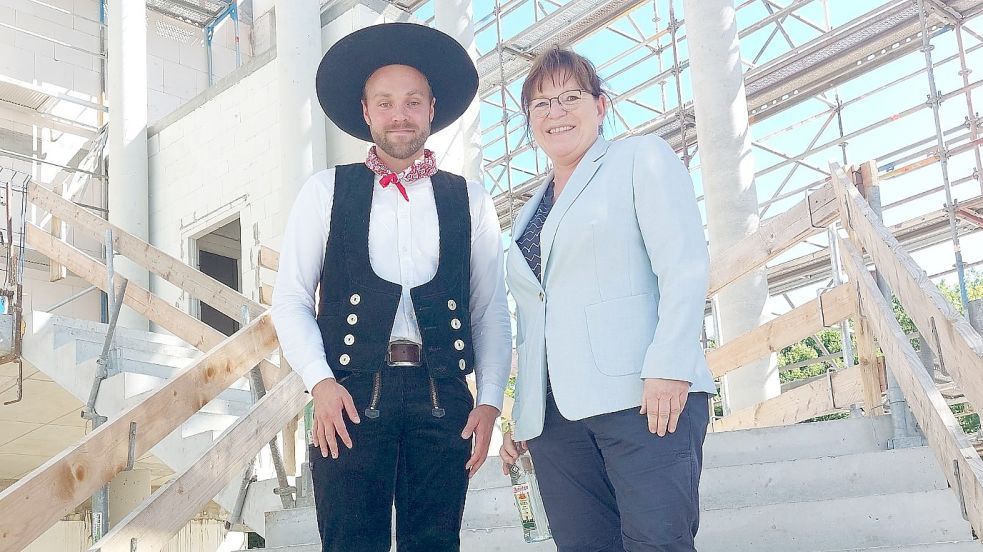 Christoph von Minden als „Zimmermann" und Kerstin Rogge-Mönchmeyer, Chefin von Kulturevents Emden. Foto: Hanssen