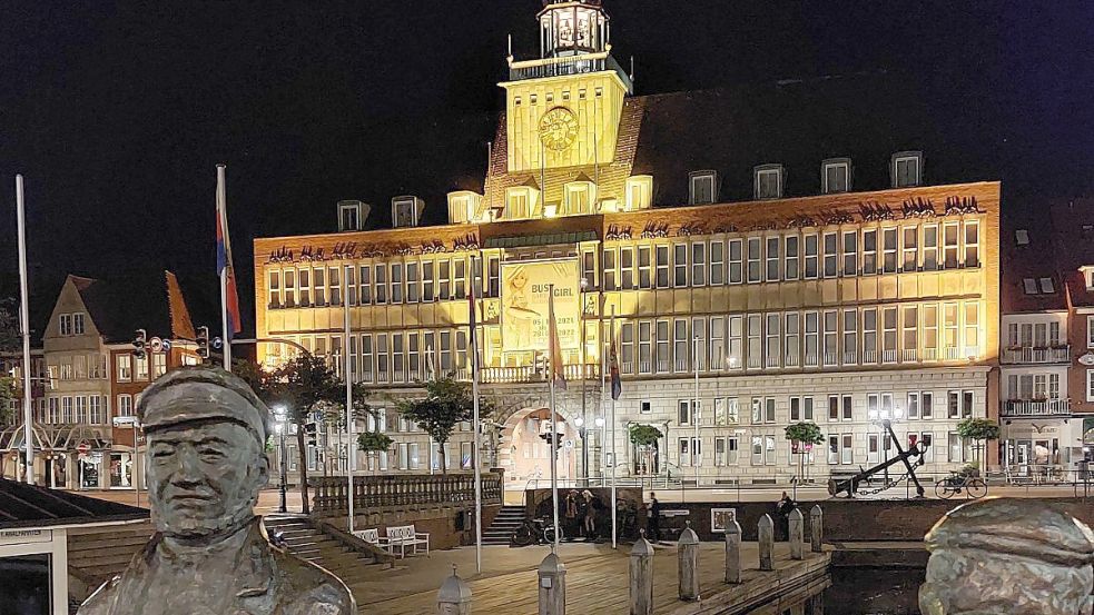 Das alte Emder Rathaus wird nachts noch von außen beleuchtet. Die Strahler dürften aber bald abgeschaltet werden. Foto: Hanssen