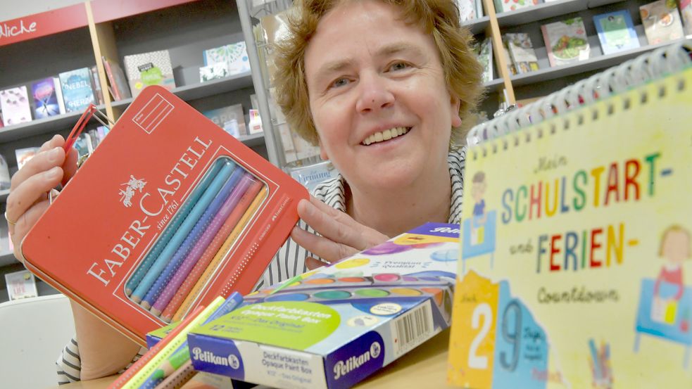 Buchhändlerin Marianne Wübbena verkauft seit Jahrzehnten Schulmaterialien. Foto: Ortgies