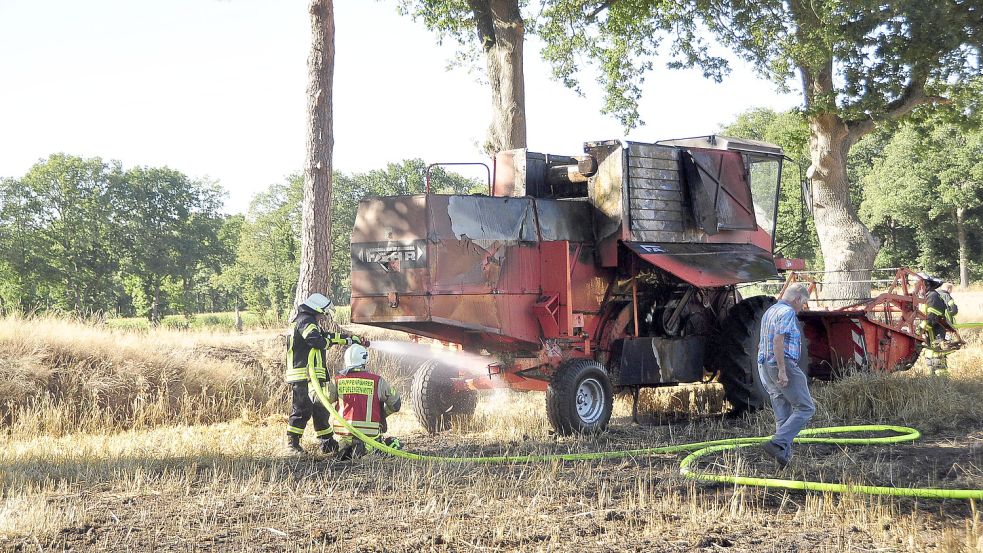 Ein Mähdrescher brannte in Remels. Foto: Wolters