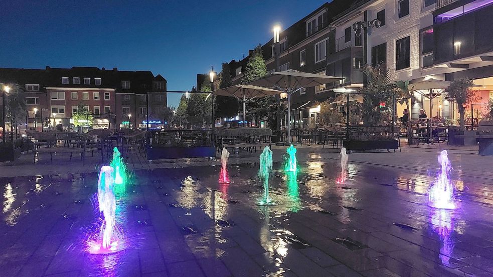 Am Neuen Markt war das bunt angeleuchtete Wasserspiel in der Nacht zu Dienstag noch aktiv. Fotos: Hanssen