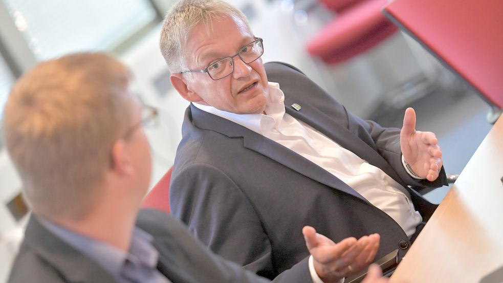 „Der Druck ist enorm“, sagt Landrat Olaf Meinen. Fotos: Ortgies