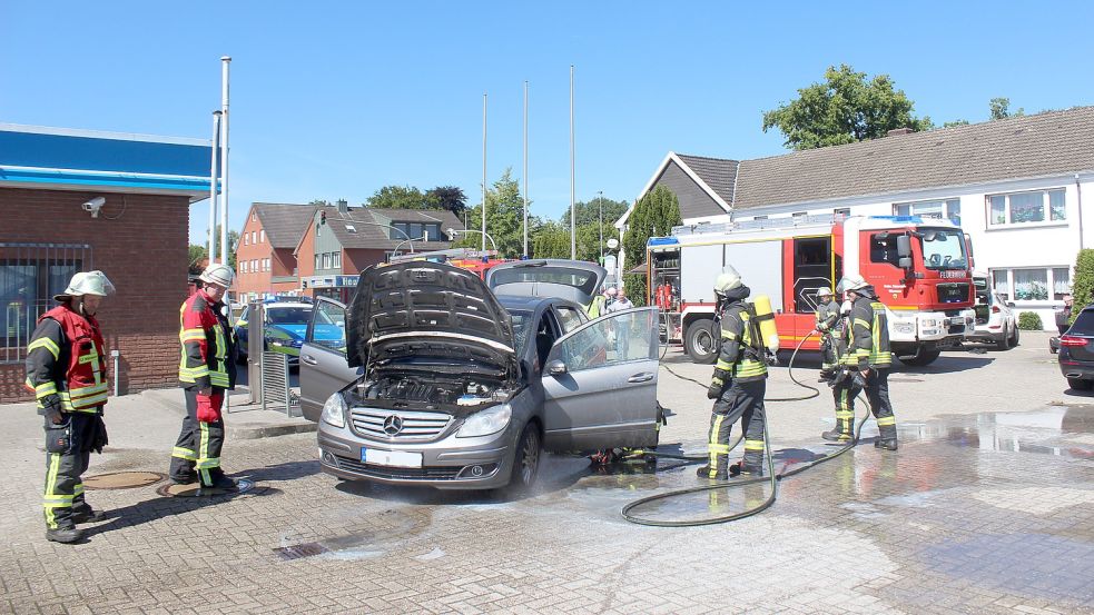 Die Feuerwehr löschte den Wagen. Foto: Feuerwehr