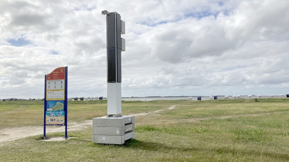 Wie voll ist der Strand? In diesem Fall gar nicht, im Blick hat das ein Sensor am Strand von Hooksiel. Die mit Sonnenkollektoren bestückte Stele plus Kamera gehört zum neuen digitalen Besucherlenkungssystem. Foto: Oltmanns