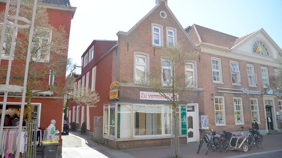 In dem NDR-Bericht, den der Leezdorfer Unternehmer Wilke Saathoff aus dem netz getilgt sehen will, ging es vor allem um ein Haus an der Osterstraße, mitten im Zentrum von Norden. Archivfoto: Hillebrand