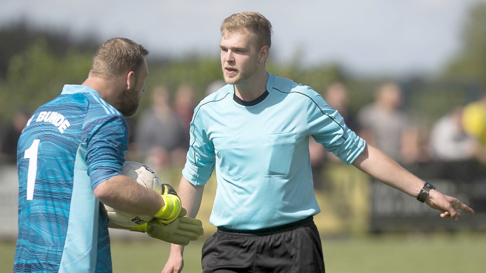 Schiedsrichter haben auf den Fußballplätzen der Region keinen leichten Job. Vermehrt werden sie wegen getroffener Entscheidungen verbal angegangen. Foto: Doden/Archiv