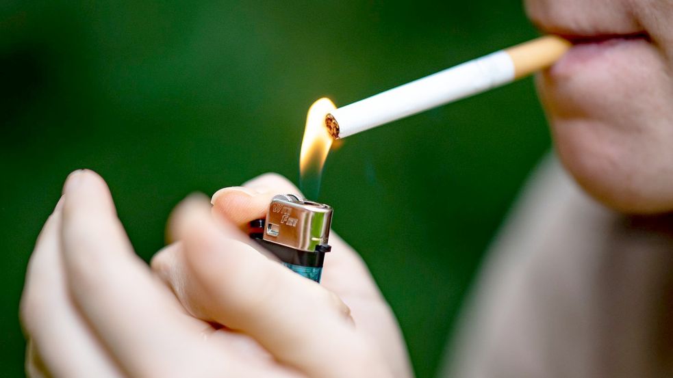 Wenn sie im Stress sind, greifen Raucher oft und gern zur Zigarette. Foto: Fabian Sommer/dpa