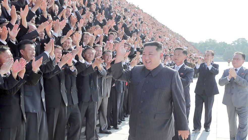 Nordkoreas Machthaber Kim Jong Un grüßt Gesundheitsbeamte und Wissenschaftler während eines Fototermins in Pjöngjang. Foto: -/KCNA/KNS/dpa
