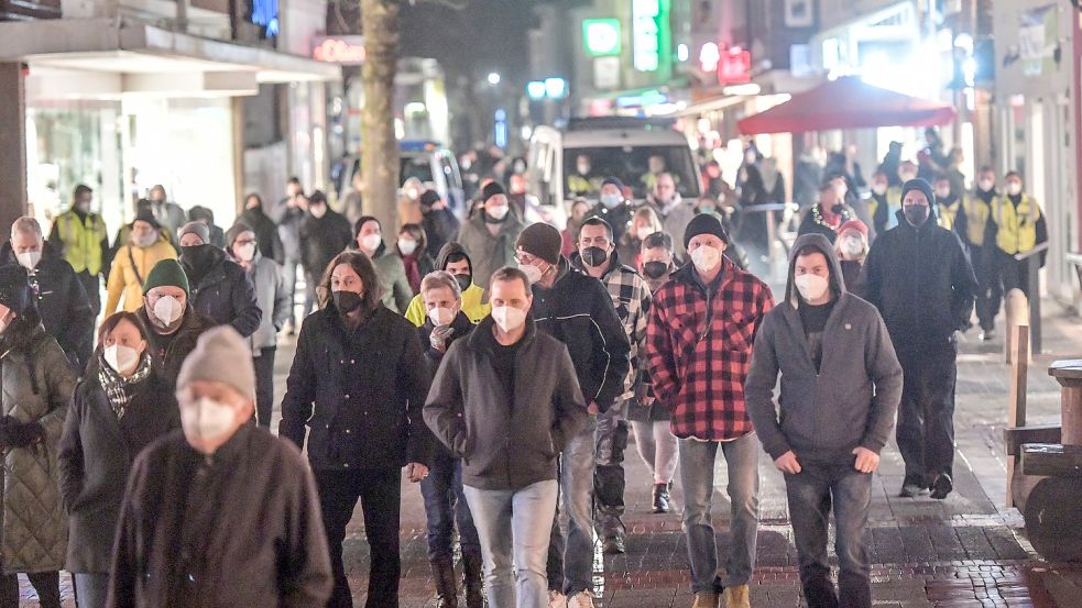 Das Foto zeigt einen „Spaziergang“ gegen die Corona-Maßnahmen in Aurich. Auch dort galt die Maskenpflicht. Foto: Archiv/Ortgies