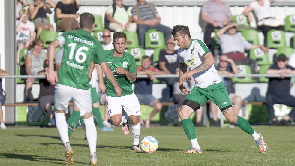 Wallinghausens Lukas Günsel (am Ball) versucht sich hier, gegen Moordorfs Mirco Schütte (links) und Nikolai Aerts durchzusetzen. Foto: Doden