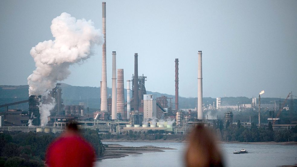 Das Stahlwerk von Thyssenkrupp in Duisburg, aufgenommen von der Halde Rheinpreußen. Foto: Fabian Strauch/dpa