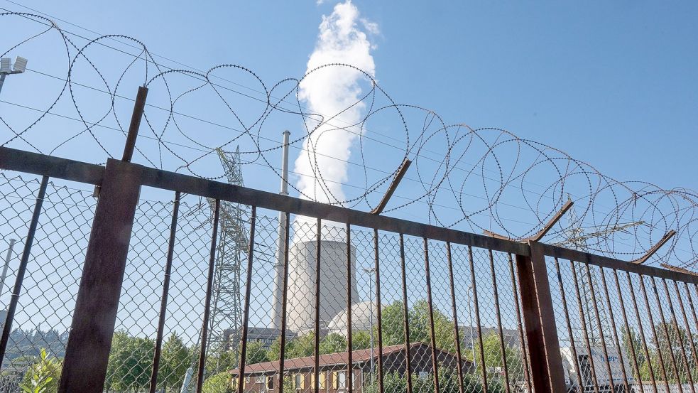 Wegen der Energiekrise, die sich durch den russischen Angriffskrieg gegen die Ukraine zugespitzt hat, gibt es seit Monaten eine heftige Debatte über die Atomkraftwerke. Foto: Peter Kneffel/dpa