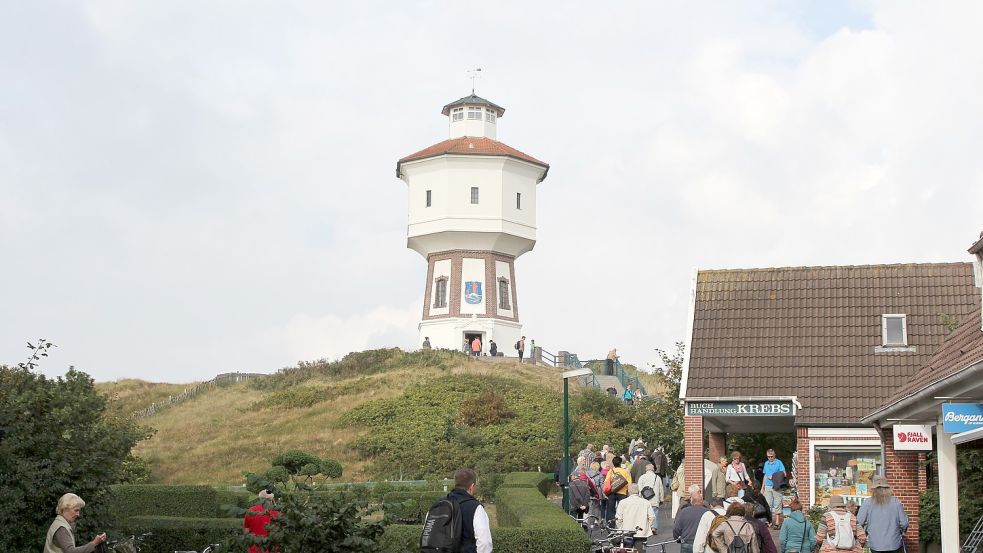 Der Wasserturm ist das Wahrzeichen der Insel und thront auf den Dünen über dem Ort. Foto: Oltmanns/Archiv