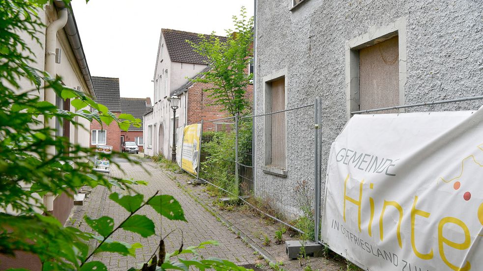 Eigentlich sollen im Quartier Hinter Kirchgang mehrere Gebäude für 20 neue Wohnungen und zwei Geschäftsflächen weichen. Bis es so weit ist, müssen aber einige Gutachten vorliegen. Aktuell stehen Untersuchungen durch Archäologen aus. Foto: Wagenaar