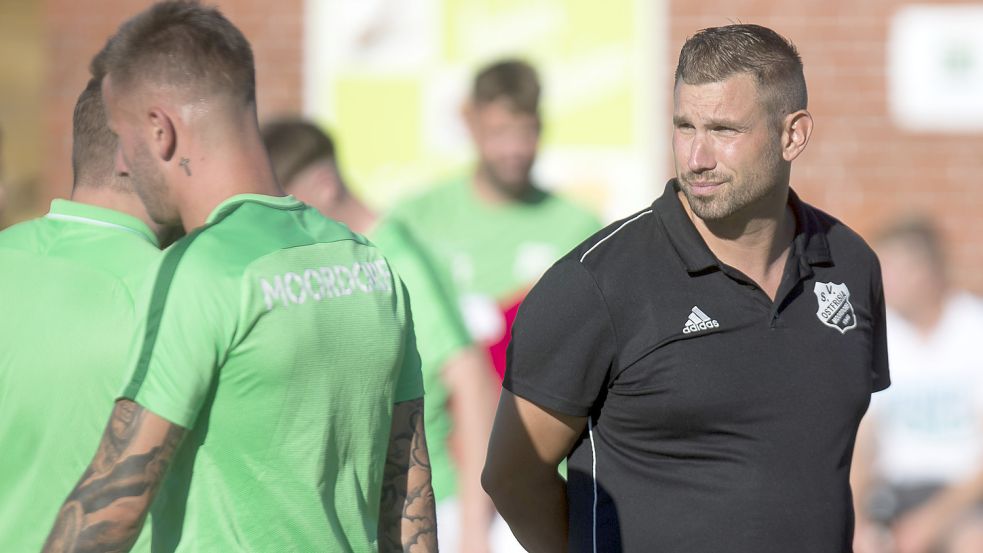 Trainer Dennis Debelts (rechts) führte Moordorf zurück in die Bezirksliga. Foto: Doden/Emden