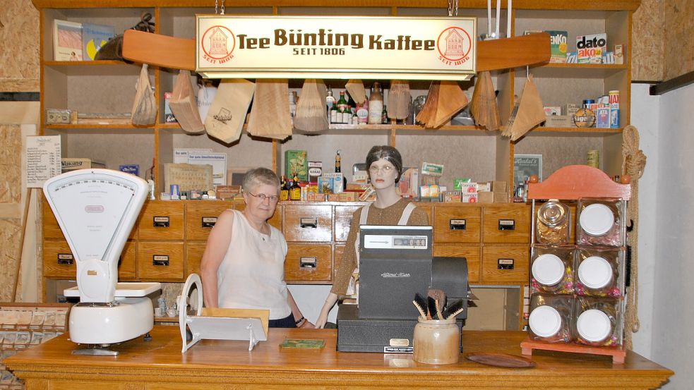 Gemeinsam mit „Tante Klara“ steht Arianne Schoon hier im neuen Tante-Emma-Laden des Torf- und Siedlungsmuseums. Foto: Schönig