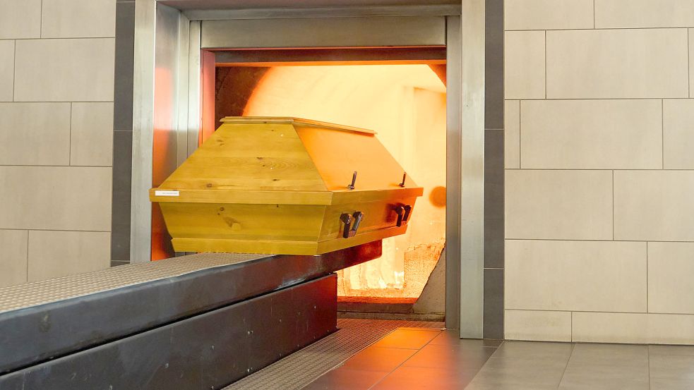 Ein Sarg fährt in die Brennkammer eines Krematoriums ein. Die Kosten für Einäscherungen werden sich wohl bald verteuern. Foto: T. Frey/dpa